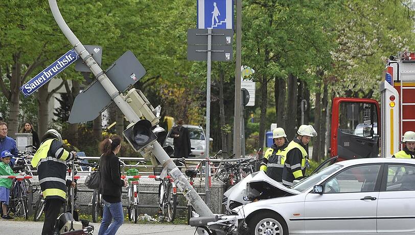 Im Kreuzungsbereich Würmtal-/Sauerbruchstraße hat ein BMW-Fahrer einen Ampelmasten umgefahren. Im Kreuzungsbereich Würmtal-/Sauerbruchstraße hat ein BMW-Fahrer einen Ampelmasten umgefahren.