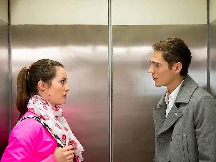Kimberley (Maja Lehrer) und Ringo (Timothy Boldt) im Aufzug