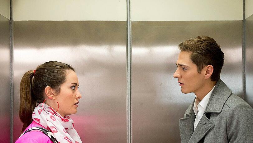 Kimberley (Maja Lehrer) und Ringo (Timothy Boldt) im Aufzug Kimberley (Maja Lehrer) und Ringo (Timothy Boldt) im Aufzug