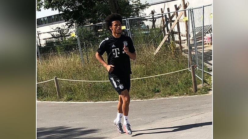 Leroy Sané auf dem Weg zum Training.