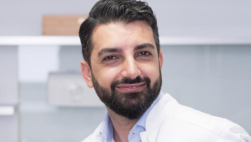 Dr. Murat Dagdelen ist Facharzt für Plastische und Ästhetische Chirurgie. Dr. Murat Dagdelen ist Facharzt für Plastische und Ästhetische Chirurgie.
