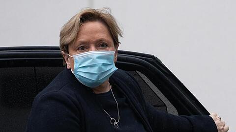 CDU-Spitzenkandidatin Susanne Eisenmann steigt vor der Unions-Geschäftsstelle in Stuttgart aus einem Auto.