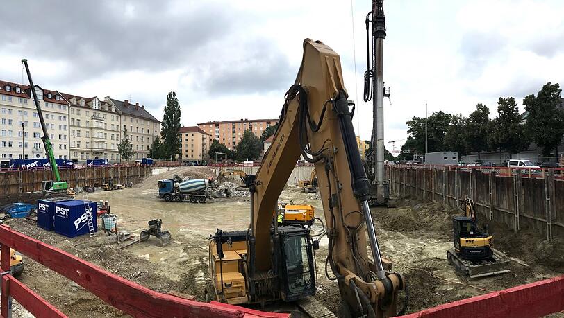 Hier war mal Karstadt am Nordbad, jetzt drücken sich (nicht nur kleine) Baustellenfans am Bauzaun die Nasen platt.