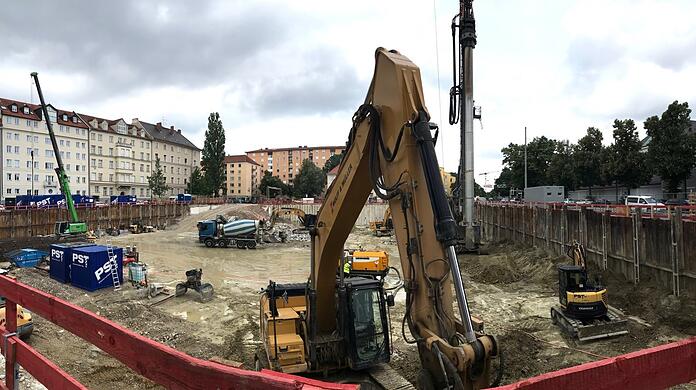 Hier war mal Karstadt am Nordbad, jetzt drücken sich (nicht nur kleine) Baustellenfans am Bauzaun die Nasen platt.