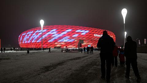 Fußball: Bundesliga, Bayern München - TSG 1899 Hoffenheim, 17. Spieltag: die Allianz Arena ist mit dem Schriftzug "Danke Franz", in Erinnerung an den am 07. Januar verstorbenen Franz Beckenbauer, beleuchtet.