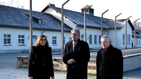Kulturstaatsminister Wolfram Weimer (M.) hat die KZ-Gedenkst&auml;tte in Dachau besucht.