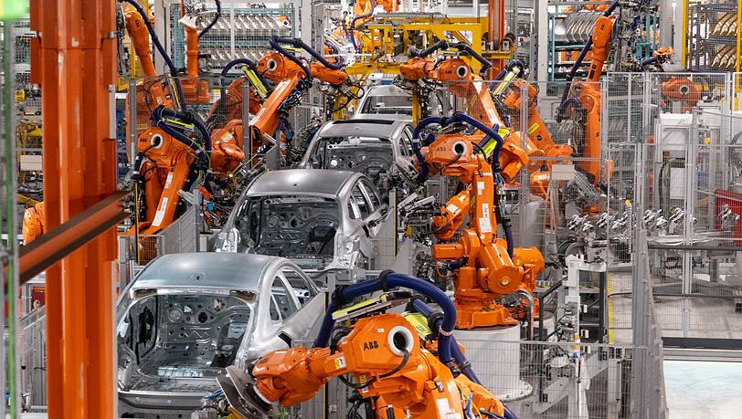 Roboter in einer Autofabrik. Die Autoindustrie und ihre Zulieferer k&auml;mpfen mit Problemen auf dem Weltmarkt. (Symbolfoto)