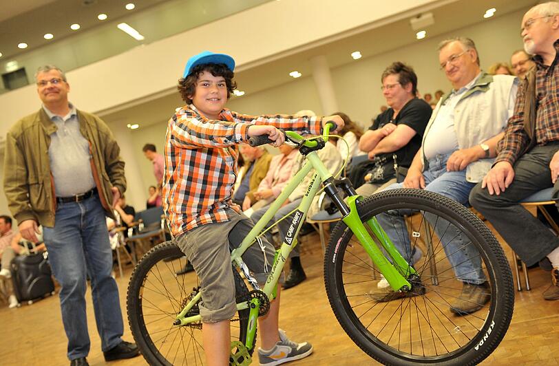 Karel Gastner aus Nürnberg jubelt: &bdquo;Super, ich hab&rsquo;s geschafft und das Dirtbike ersteigert! Das ist so toll!&ldquo; Gleich bei seiner ersten Auktion hat den Zehnjährigen das Fieber gepackt: &bdquo;Ich hatte ein richtiges Kribbeln im Bauch. Ich wollte das Rad unbedingt haben, dachte aber nicht, dass es klappt.&ldquo; Der erste Ausflug mit dem Rad ist schon geplant: &bdquo;Wir machen heute Nachmittag eine Tour.&ldquo; Dafür hat Karels Vater gleich noch den passenden Helm ersteigert.
