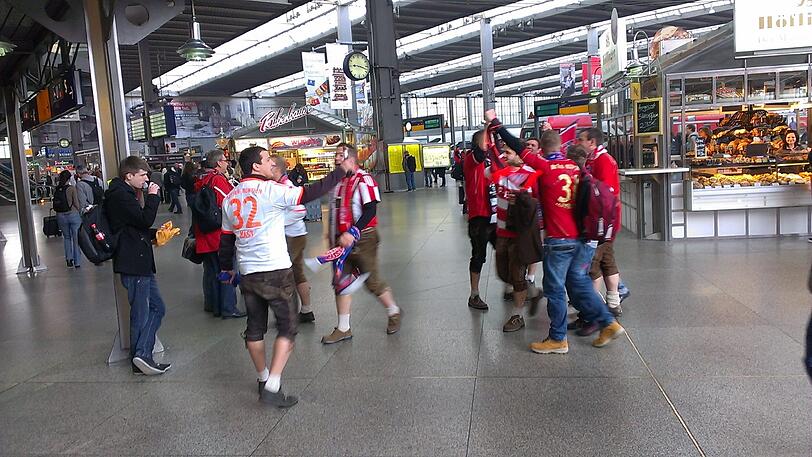 Am Hauptbahnhof schallt es schon Bayern-Fangesänge: "Wer nicht hüpft, der kommt aus Giesing."