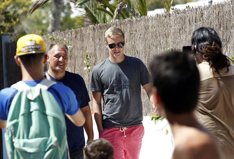 Empfang in Madrid: Real Trainer Carlo Ancelotti begrüßt Toni Kroos an seiner neuen Wirkungsstätte.