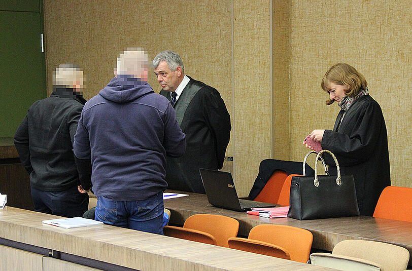 Die beiden angeklagten Polizisten mit den Anwälten Jochen Uher und Julia Weinmann.