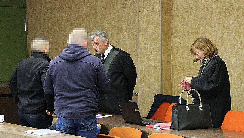 Die beiden angeklagten Polizisten mit den Anwälten Jochen Uher und Julia Weinmann. Die beiden angeklagten Polizisten mit den Anwälten Jochen Uher und Julia Weinmann.