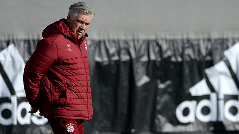 Die Spieler des FC Bayern zeigen sich im Abschlusstraining vor dem Champions-League-Hit gegen den FC Arsenal gutgelaunt - und am Valentinstag auch sehr ballverliebt. Die Bilder aus der Säbener Straße.