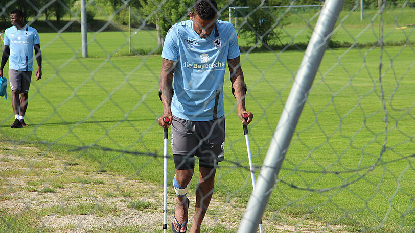 Auf Krücken humpelt Löwen-Spieler Amilton vom Trainingsplatz in Bad Wörishofen. Die Bilder.