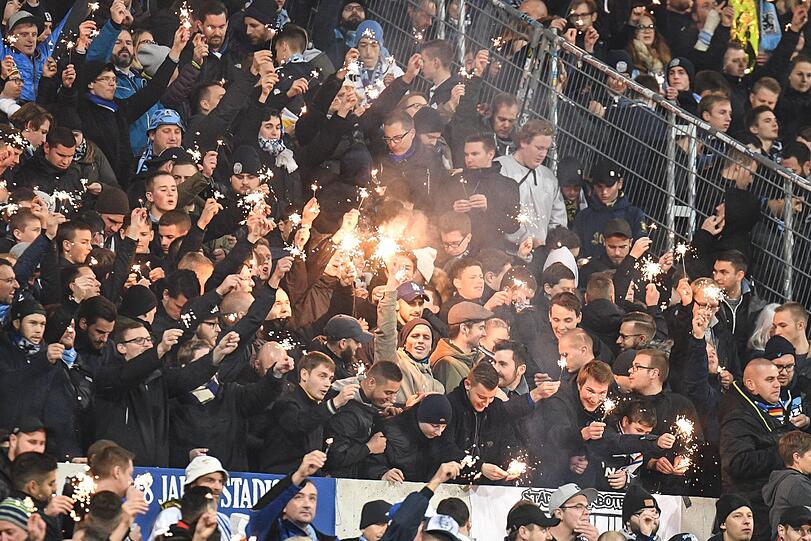 Die Bilder von der Choreo der Löwen-Anhänger vor dem Spiel gegen Memmingen.
