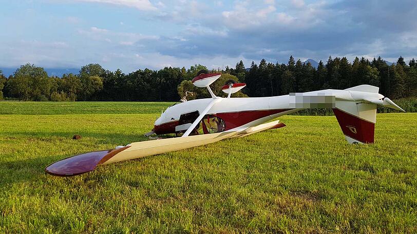 Das Flugzeug kippte aufs Dach. Es entstand ein Sachschaden in Höhe von 40.000 Euro.