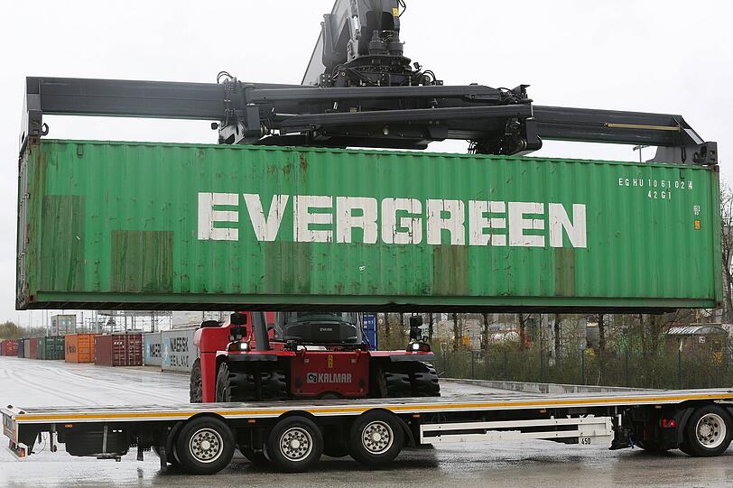 ...und auf einen bereitstehenden Lastwagen gehoben.