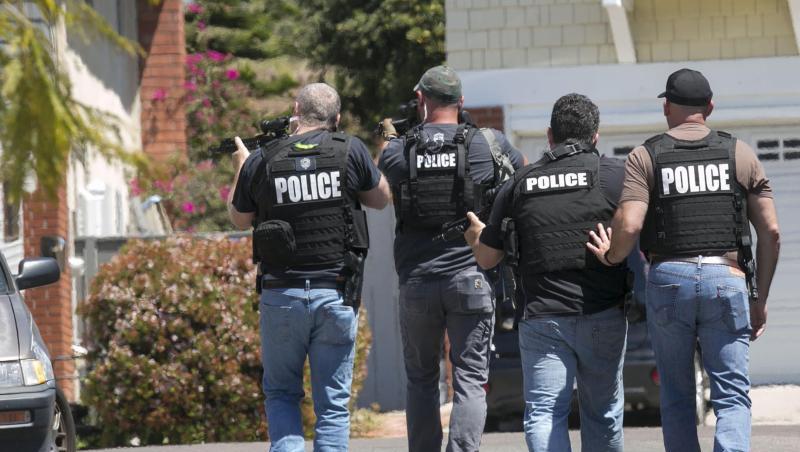 Schwer bewaffnete Polizisten aus San Diego nähern sich einem Haus, in dem der Täter eines Anschlags auf die Chabad of Poway Synagoge vermutet wird. Schwer bewaffnete Polizisten aus San Diego nähern sich einem Haus, in dem der Täter eines Anschlags auf die Chabad of Poway Synagoge vermutet wird.