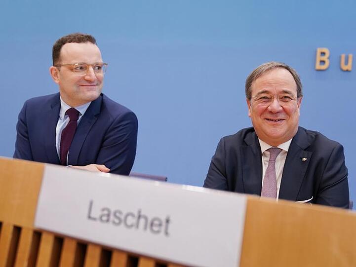 Gaben sich vor Journalisten gut gelaunt: Jens Spahn (l.) und Armin Laschet.