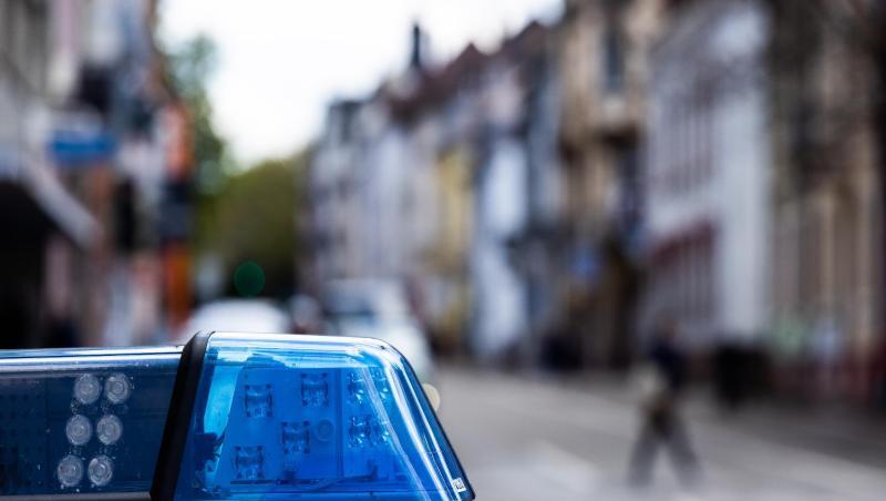 Ein Einsatzfahrzeug der Polizei steht am Straßenrand. (Symbolbild)