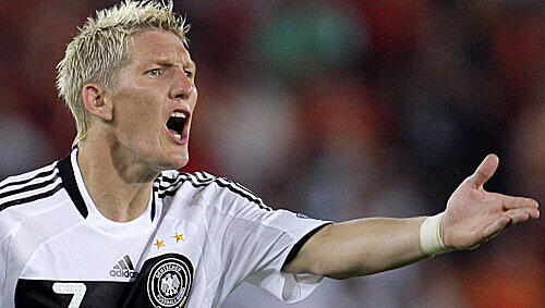 Mausert sich zur Führungs-Persönlichkeit in der Nationalmannschaft: Bastian Schweinsteiger. Mausert sich zur Führungs-Persönlichkeit in der Nationalmannschaft: Bastian Schweinsteiger.
