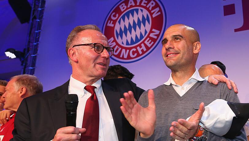 Karl-Heinz Rummenigge (l) Vorstandsvorsitzender des FC Bayern München unterhält sich am 21.05.2016 bei der Meisterfeier des FC mit Trainer Pep Guardiola.