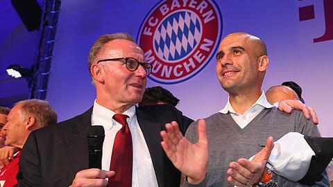 Karl-Heinz Rummenigge (l) Vorstandsvorsitzender des FC Bayern München unterhält sich am 21.05.2016 bei der Meisterfeier des FC mit Trainer Pep Guardiola.