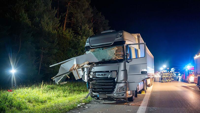 Bei dem Unfall wurden sechs Personen verletzt, drei von ihnen schwer. Bei dem Unfall wurden sechs Personen verletzt, drei von ihnen schwer.
