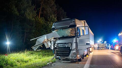 Bei dem Unfall wurden sechs Personen verletzt, drei von ihnen schwer.