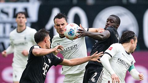 Kampf um jeden Ball im Borussia-Park.