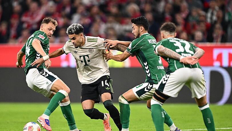 Jagd auf die Bayern? Die Werder-Spieler Senne Lynen (l) und Yukinari Sugawara bedr&auml;ngen den M&uuml;nchner Profi Luis Diaz.