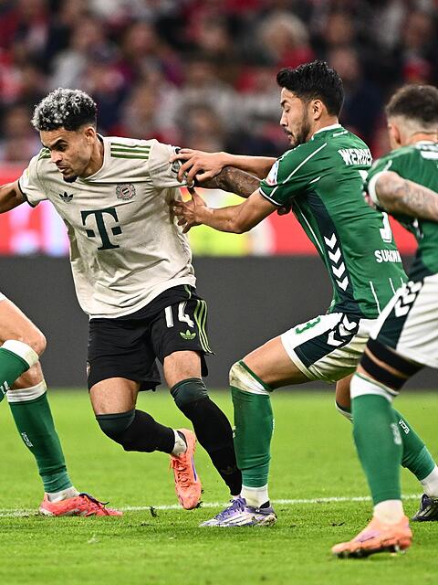 Jagd auf die Bayern? Die Werder-Spieler Senne Lynen (l) und Yukinari Sugawara bedr&auml;ngen den M&uuml;nchner Profi Luis Diaz.