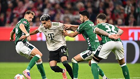 Jagd auf die Bayern? Die Werder-Spieler Senne Lynen (l) und Yukinari Sugawara bedr&auml;ngen den M&uuml;nchner Profi Luis Diaz.