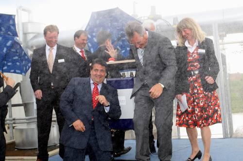 Bundesumweltminister Sigmar Gabriel gab den Startschuss &ndash; und wurde von einer Wasserfontäne erwischt.