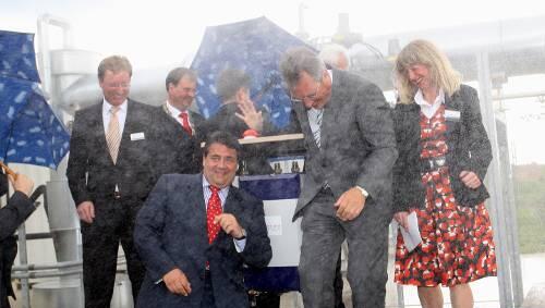 Bundesumweltminister Sigmar Gabriel gab den Startschuss – und wurde von einer Wasserfontäne erwischt. Bundesumweltminister Sigmar Gabriel gab den Startschuss – und wurde von einer Wasserfontäne erwischt.