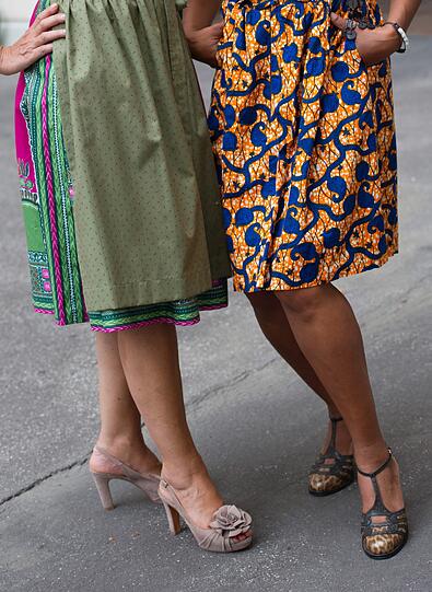 Rahmée Wetterich aus Kamerun macht Trachtenkleider aus afrikanischen und indischen Stoffen her.