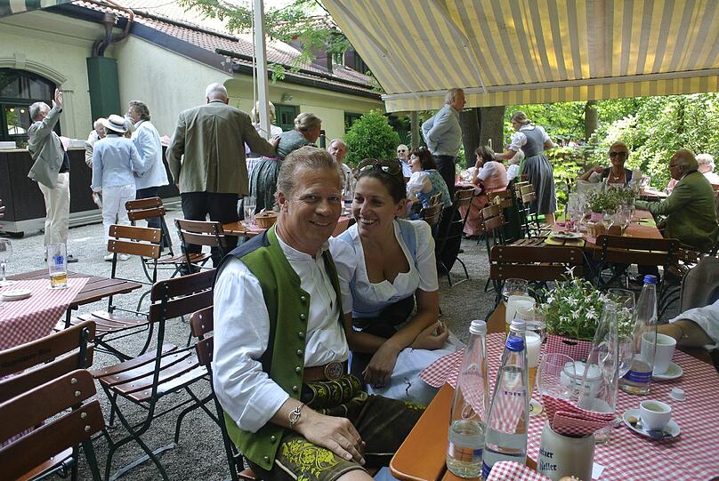 Paulaner-Chef Andreas Steinfatt mit seiner Begleiterin,  Elisabeth  Walch.