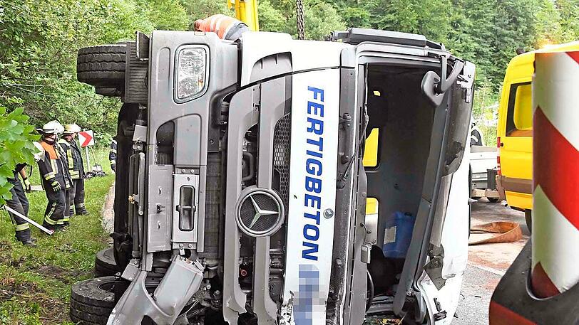 Ein Betonmischer ist mit einem großen Lastwagen kollidiert.