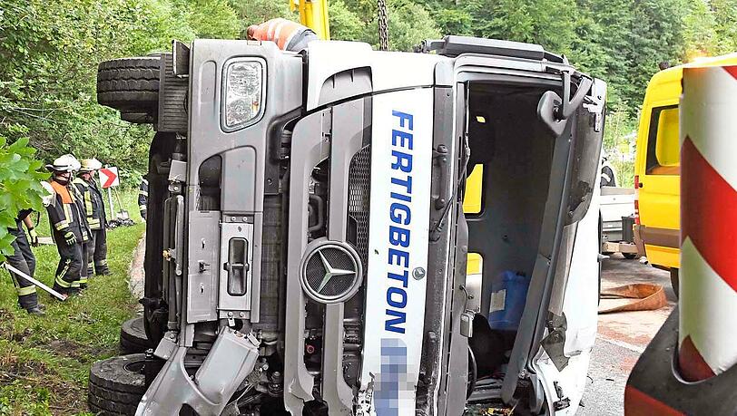 Ein Betonmischer ist mit einem großen Lastwagen kollidiert. Ein Betonmischer ist mit einem großen Lastwagen kollidiert.