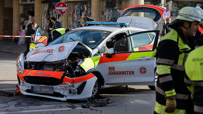 Schwerer Unfall im Bahnhofsviertel - ein Renault krachte in ein Einsatzfahrzeug der Johanniter. Die Bilder.