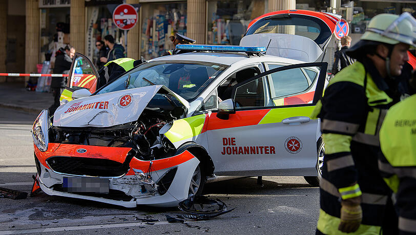 Schwerer Unfall im Bahnhofsviertel - ein Renault krachte in ein Einsatzfahrzeug der Johanniter. Die Bilder.