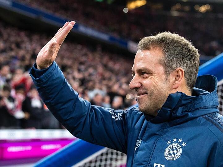 Trainer Hansi Flick vom FC Bayern München begrüßt die Fans. Foto: Matthias Balk/dpa/Archivbild
