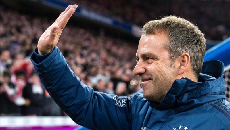 Trainer Hansi Flick vom FC Bayern München begrüßt die Fans. Foto: Matthias Balk/dpa/Archivbild