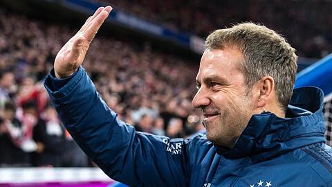 Trainer Hansi Flick vom FC Bayern München begrüßt die Fans. Foto: Matthias Balk/dpa/Archivbild