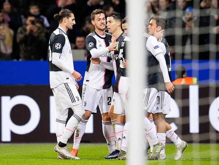 Cristiano Ronaldo (M) brachte mit seinem Tor zum 1:0 Juve in Leverkusen auf die Siegerstraße.