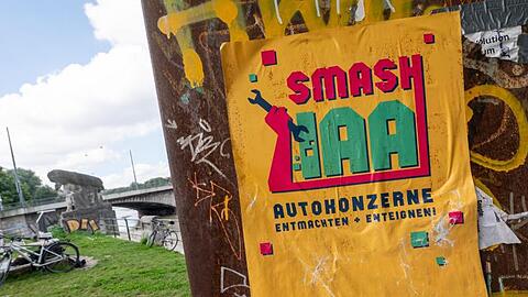 Ein Plakat mit der Aufschrift "Smash IAA Autokonzerne entmachten und enteignen!".