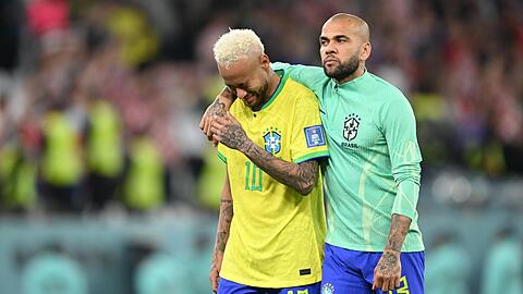 Dani Alves (r) tröstet Neymar.