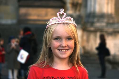 Der Traum kleiner Mädchen: Einmal Prinzessin sein. Die siebenjährige Anna Schober nahm an der Stadtführung von Astrid Herrnleben teil und posierte am Odeonsplatz mit einer Prinzessinnenkrone.