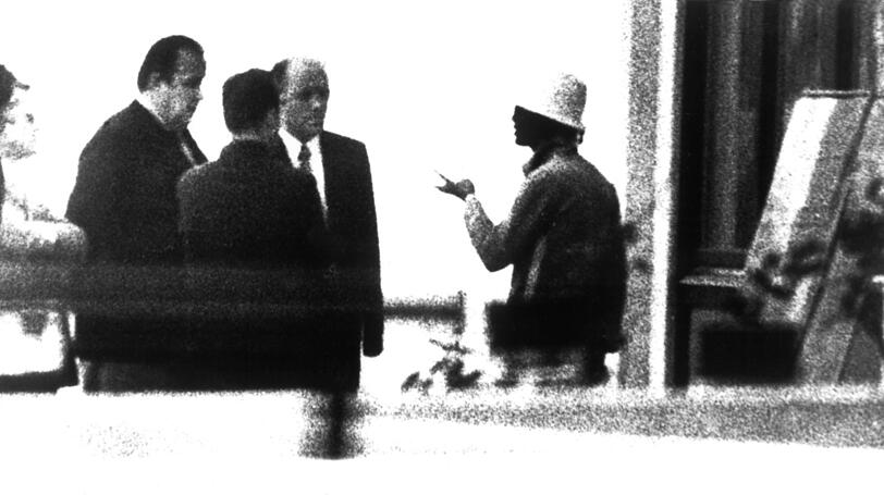 Das Archivbild vom 5. September 1972 zeigt Bundesinnenminister Hans-Dietrich Genscher (li) , der von einem der arabischen Terroristen die Forderungen zur Freilassung der Geiseln entgegennimmt.