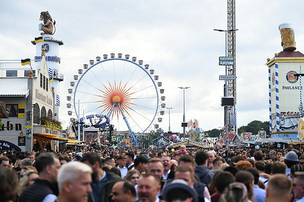 Viele Besucher vom Wiesn-Samstag berichten, ihnen sei sehr unwohl gewesen ob der Fülle auch schon am MIttag.